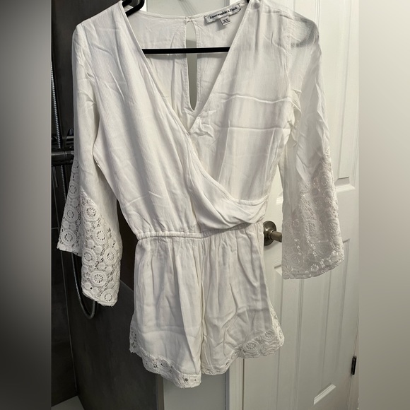 Abercrombie & Fitch Women’s XS Romper, Cream/ Off White Crochet Lined V-Neck - Picture 2 of 4